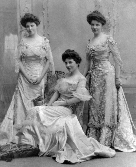 Edith (seated center) with her sisters Elsie and Ethyl in 1904, the year she married Lothrop.