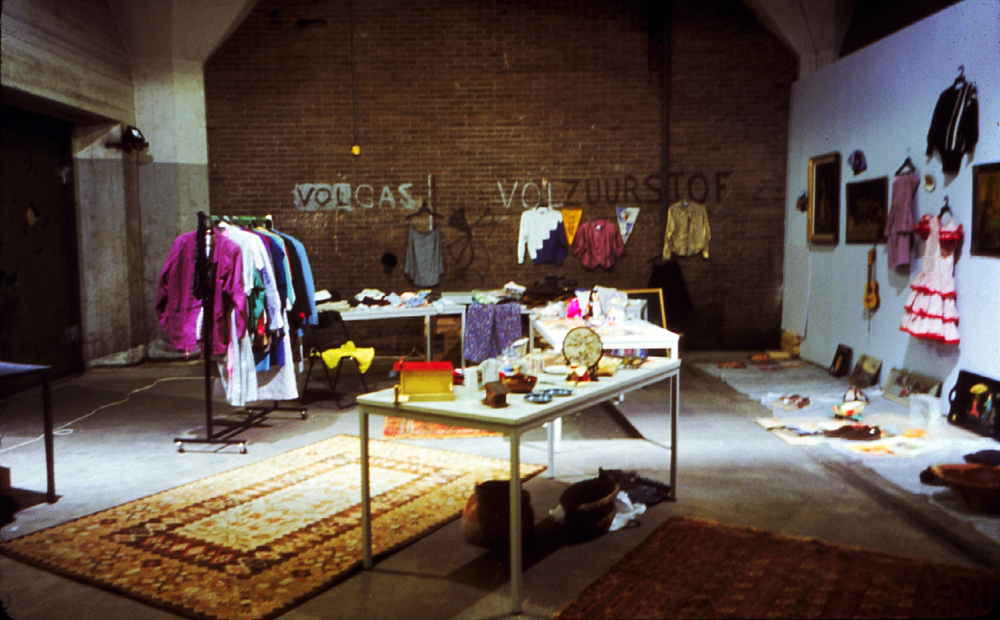  Positions in the Life World: Garage Sale. Nederlands Foto Instituut, Rotterdam, 2000. 