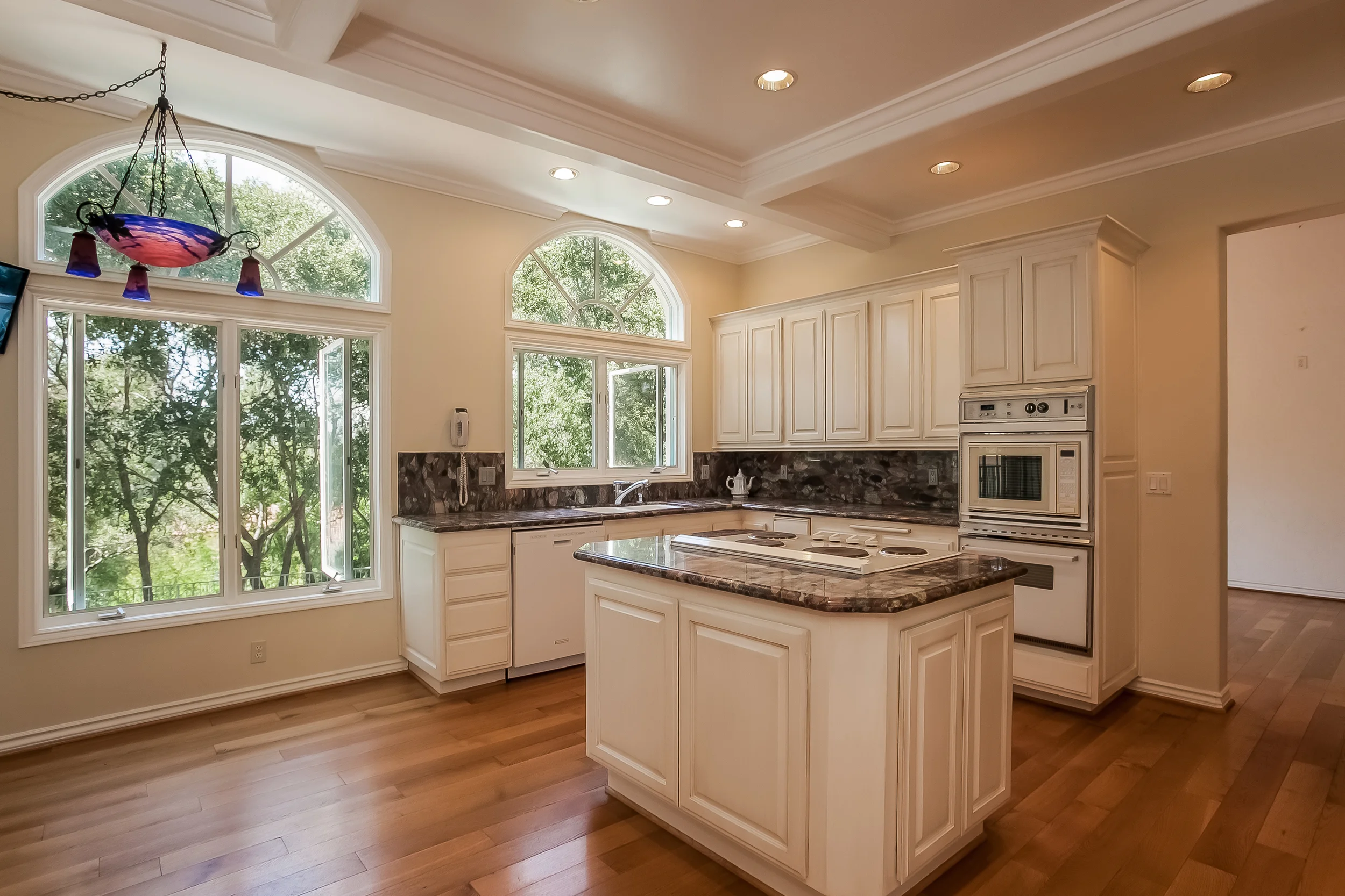 012-Kitchen-2804372-large.jpg