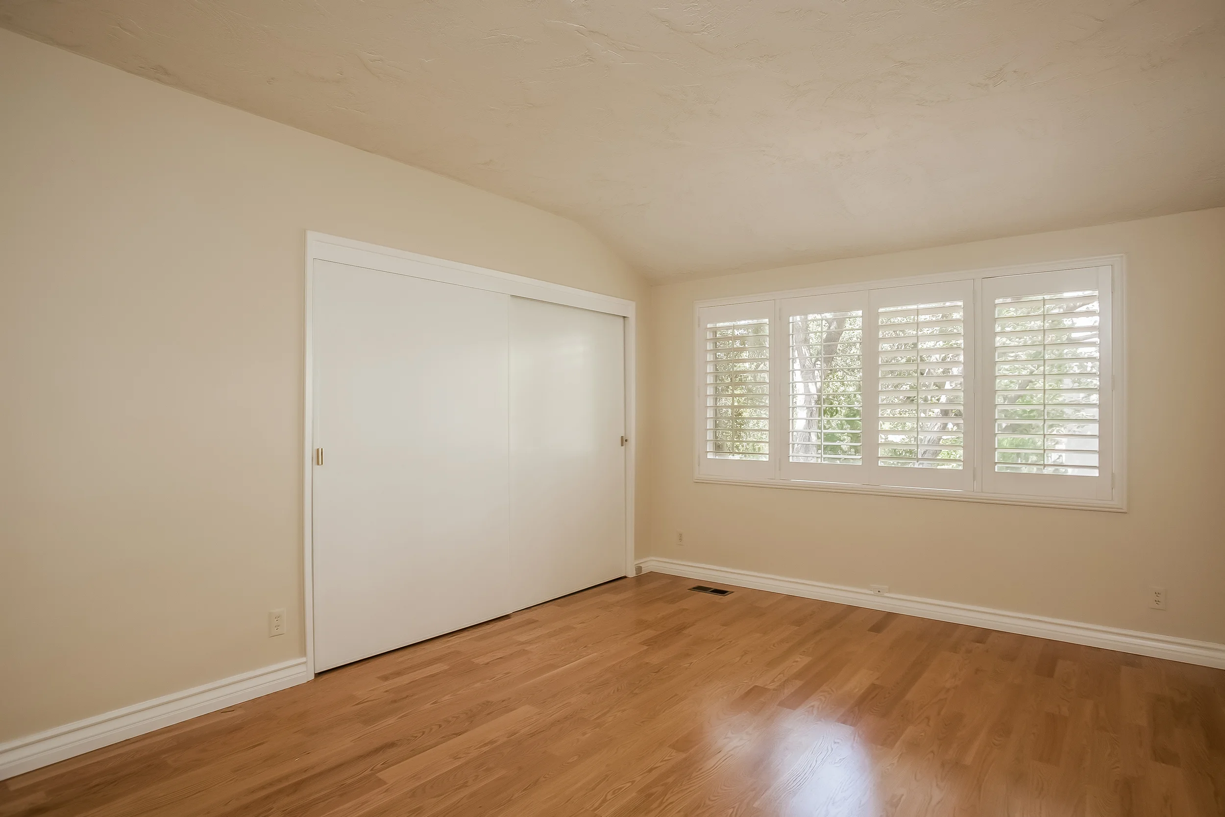 025-Bedroom-2804381-large.jpg