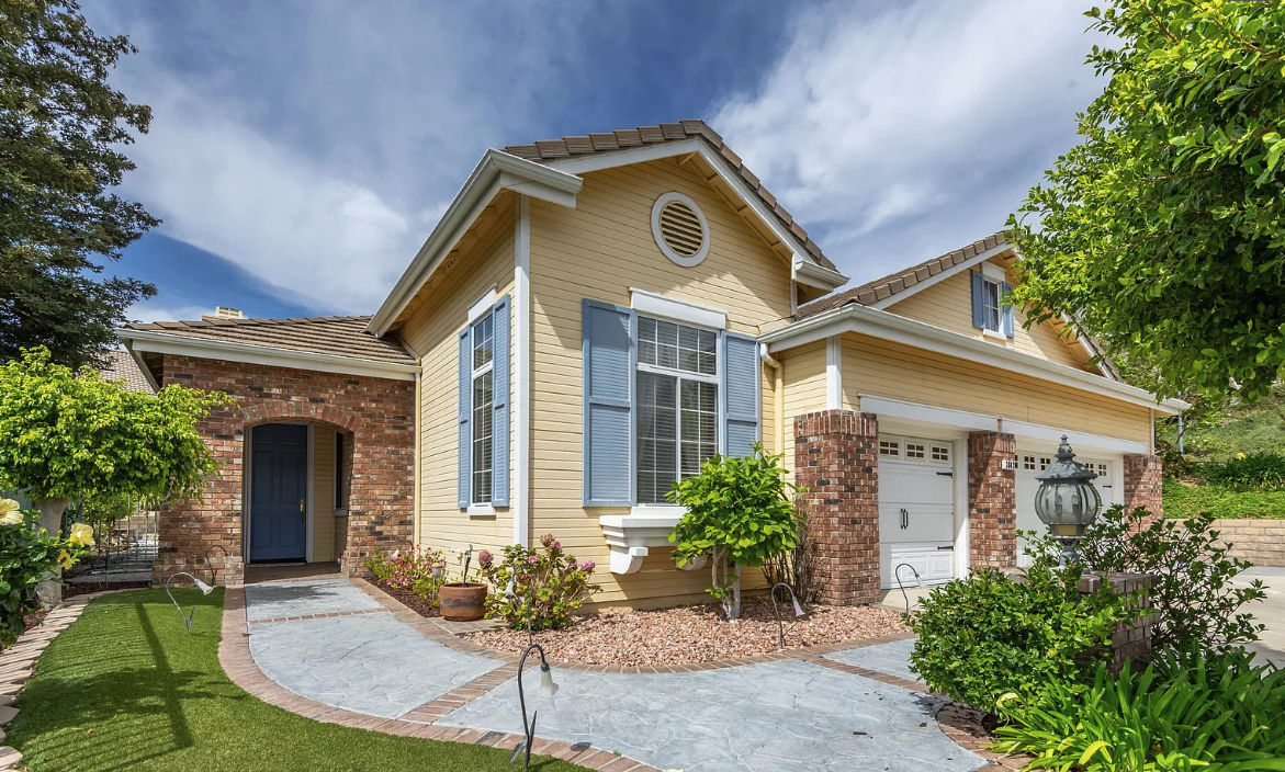 SOLD FOR $1,392,000