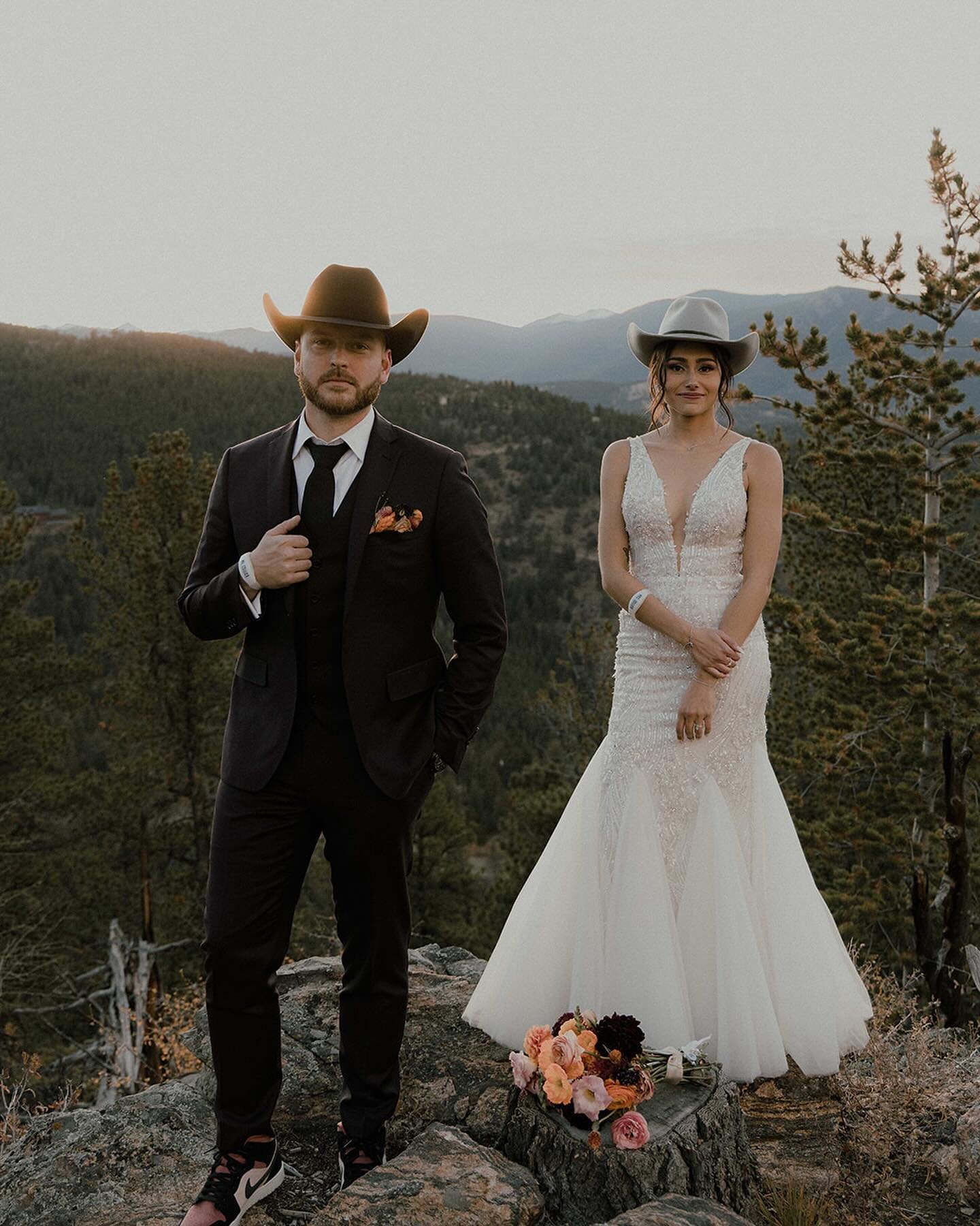 This couple had all the fashion for their mountain top Wedding including custom Cowboy hats with their date embroidered from @hatsbyparkerthomas @pro.hats @rodeokinghats