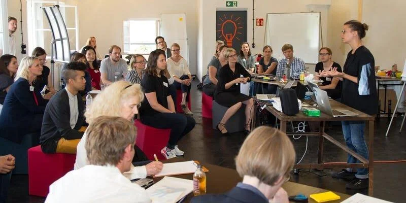  WORKSHOPS / LEHRE    Ich bin Dozentin für Illustration und Comic an der Hochschule Würzburg. Am Literaturhaus München habe ich 2018 bis 2019 Workshops für Visuelle Lesefähigkeit gegeben. Außerdem gebe ich offentliche und private Workshops für Visual