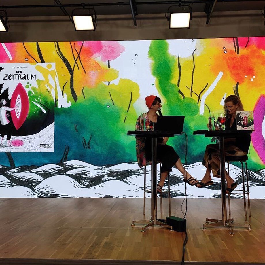 Last week&rsquo;s reading - with the most impressive screen I&rsquo;ve ever performed in front of! 

&bdquo;MIX&ldquo; is a beautifully curated evening of Literature House Munich, that quarterly presents two emerging authors and one comic artist in f