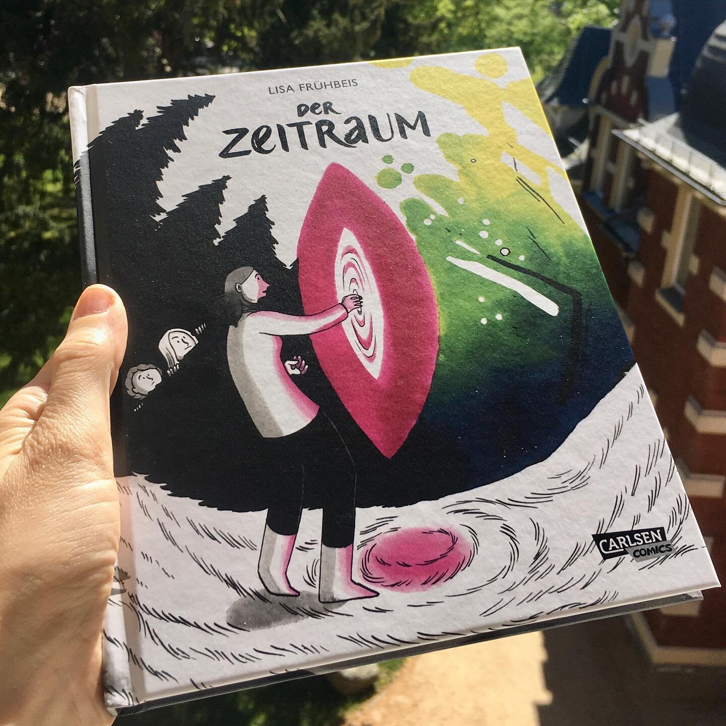 Finally! My book is out: &ldquo;Der Zeitraum&ldquo; appeared on May 31st at @carlsen_comics 🩷📗💫 I couldn&rsquo;t be happier! 

With super cool quotes by @doris_doerrie and @tilliewalden - thank you!! 

Lots of scanning and cleaning help came from 