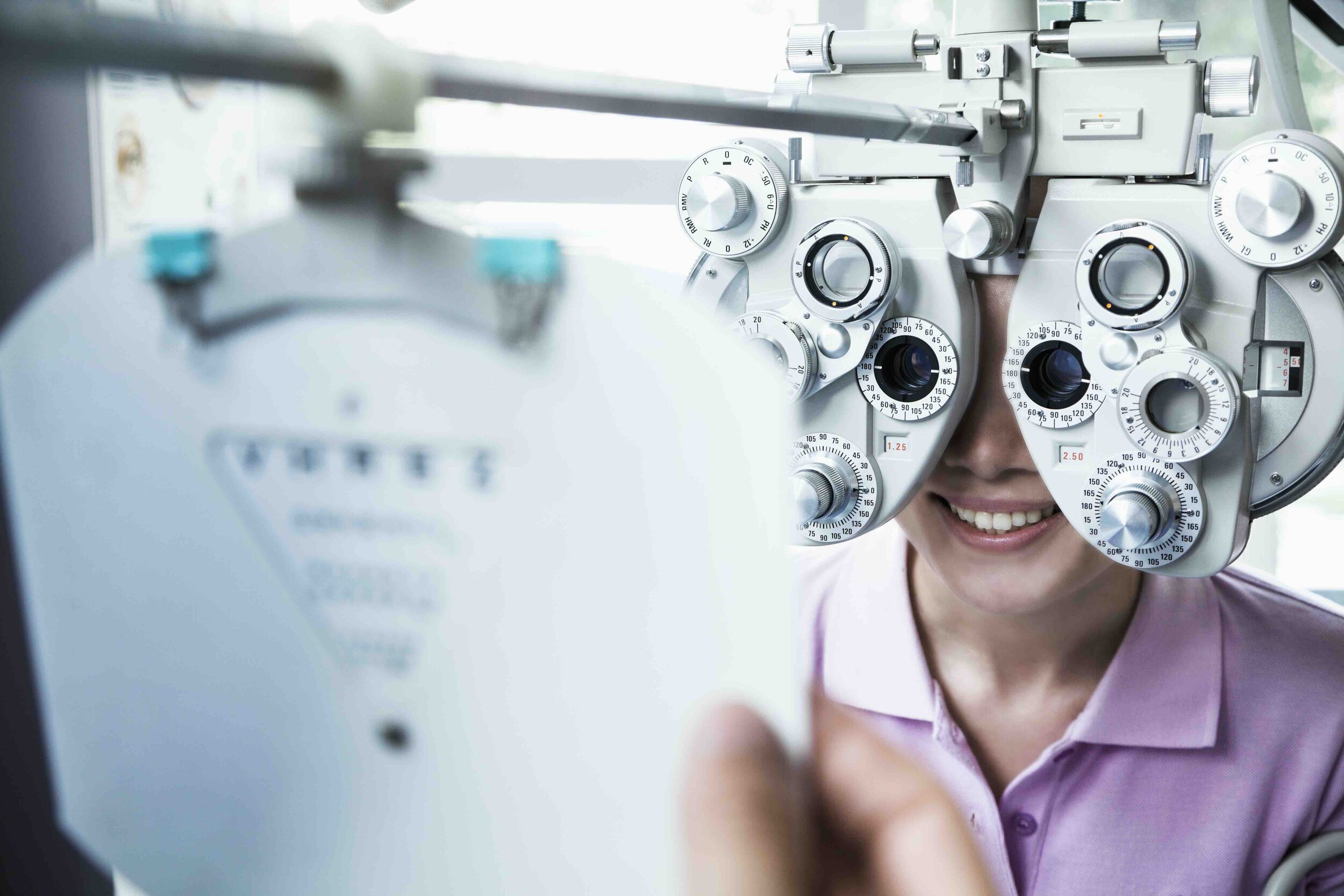 close-up-of-optometrist-doing-an-eye-exam-on-PMCUQF7.jpg