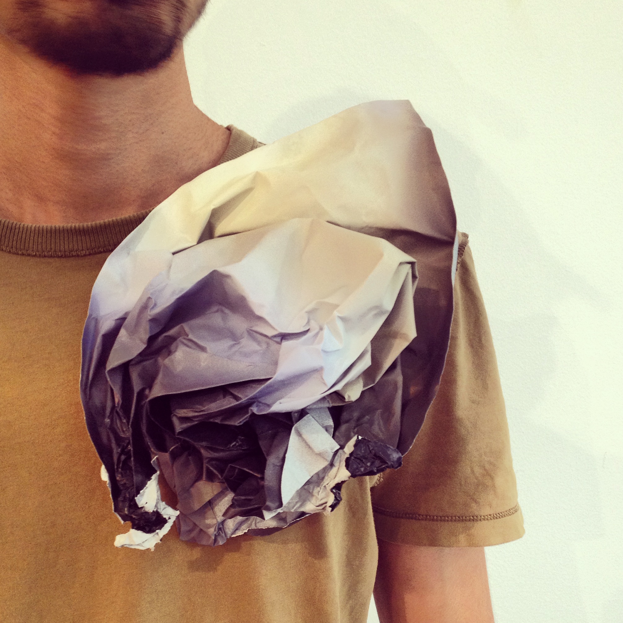 Gallery deinstall brooch - wallpaper (2014)