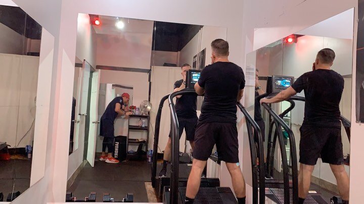 SHED SOLO ROOM CHALLENGE!  Who wants to take us down?
Rules:
- find an acquaintance. 
- 40:00 treadmill run with 1:00 splits (20 runs each).
- shut the door and get on that leaderboard!!

#shedfitness 
#woodwaycurve 
#woodwaytreadmills 
#thatsucked