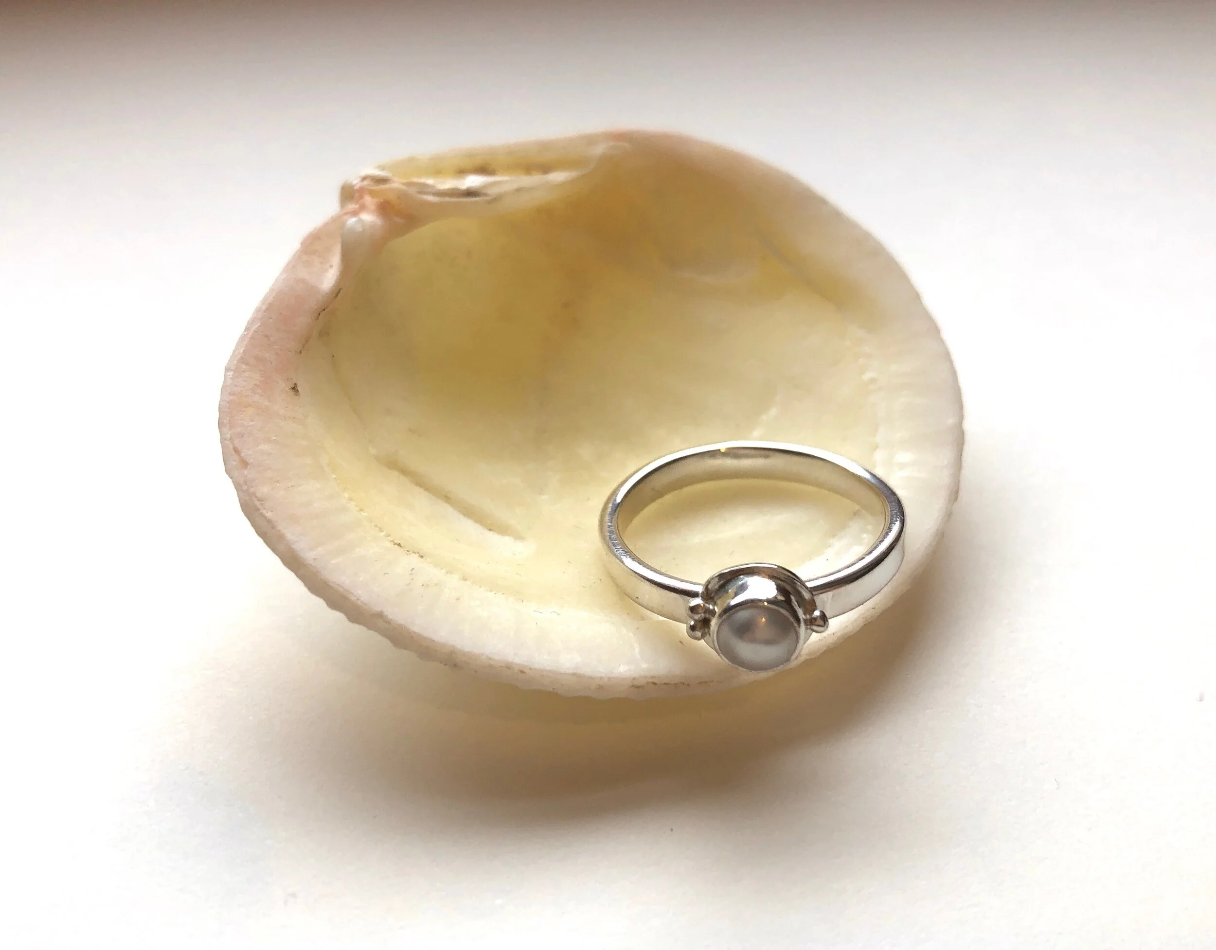 whitepearlring.jpg
