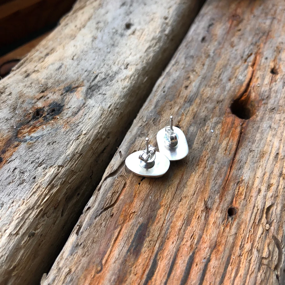 Sommersetピアス Cobalt Blue Sea Glass Stud Earrings in Sterling Silver — Bridget