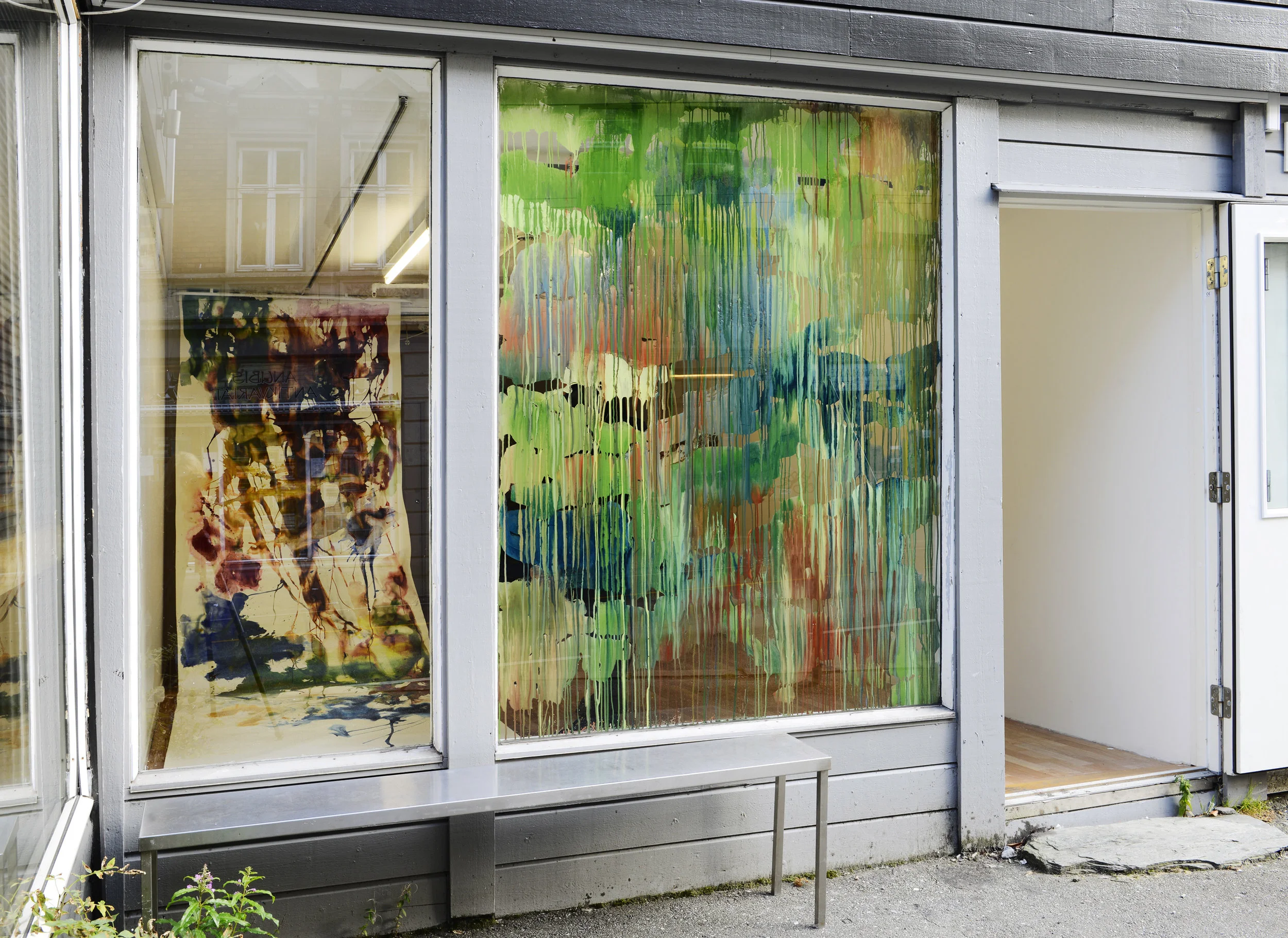  Pigment, vann og gummi arabicum på papir og vindu. 