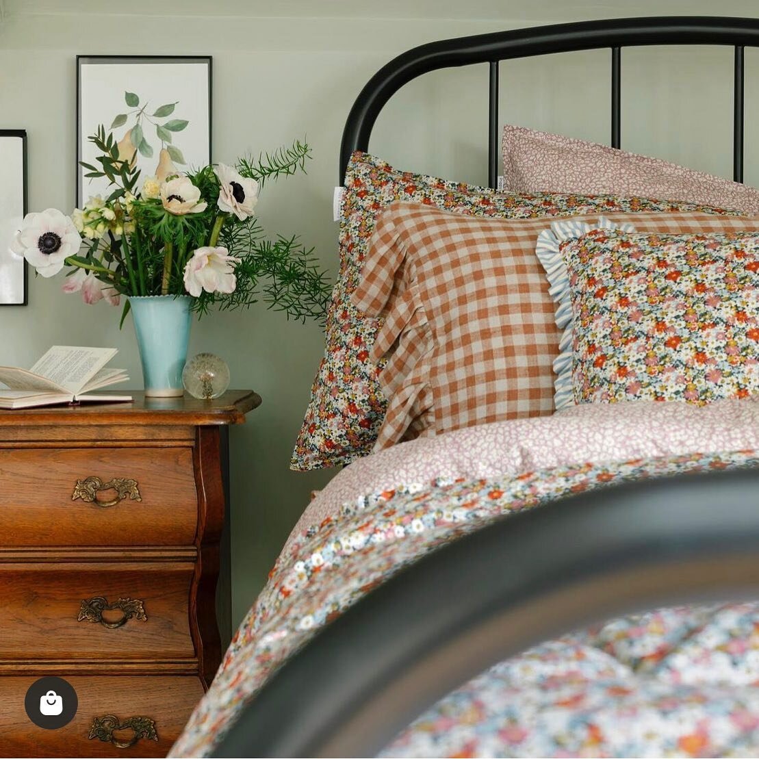 Woooa it&rsquo;s howling a hooler out there! Time to get cosy ! Layer it up with lots of cushions, eiderdowns, duvets ruffled sheets and you&rsquo;ll be as snug as a bug in a rug. 
Bedding handmade from liberty fabrics Libby and Feather Fields. Pillo