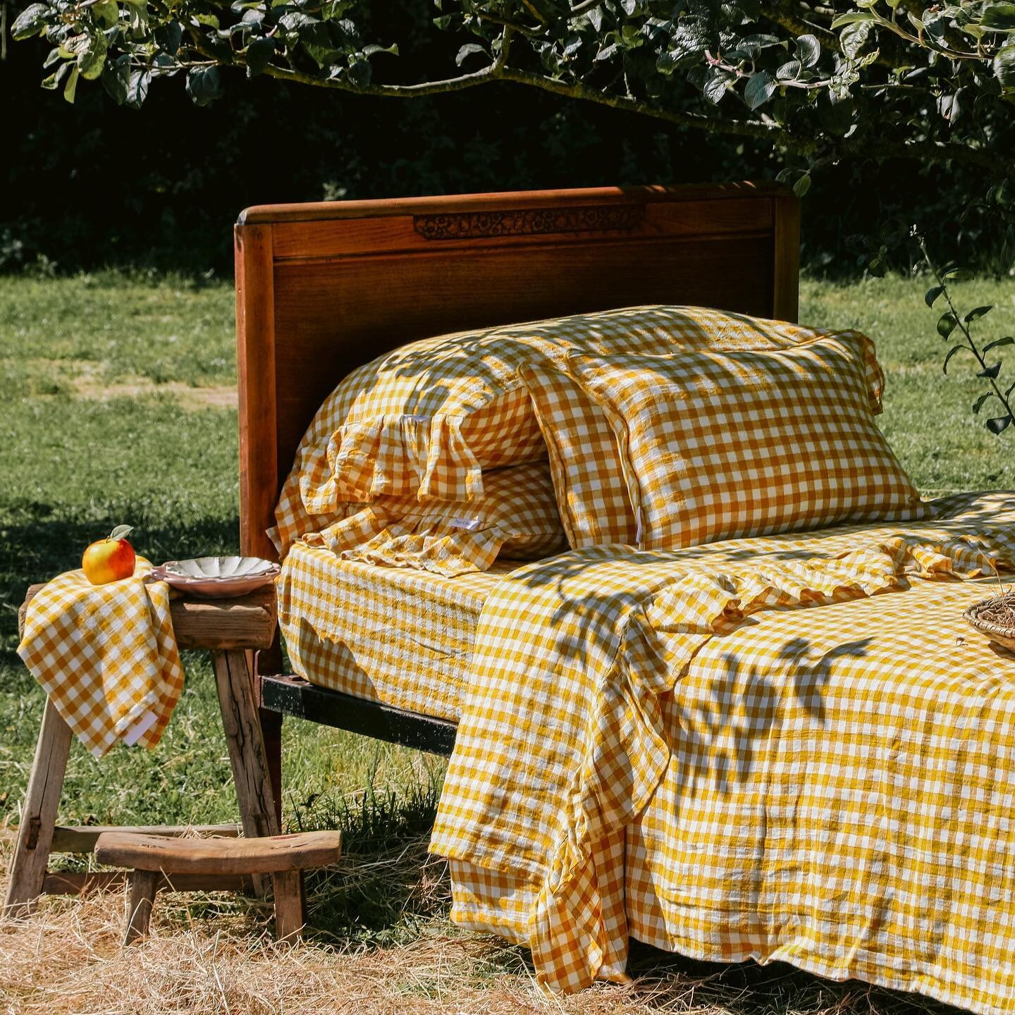 Who else is praying for sunshine / dry weather this halfterm? 
Bedding handmade from European Linen in Penzance. 
Tap for details
Photo @goodrest_studios @ottistyling 

#bedding #linen #bedlinen #duvet #duvetcover #pillows #cushions #check #handmade 