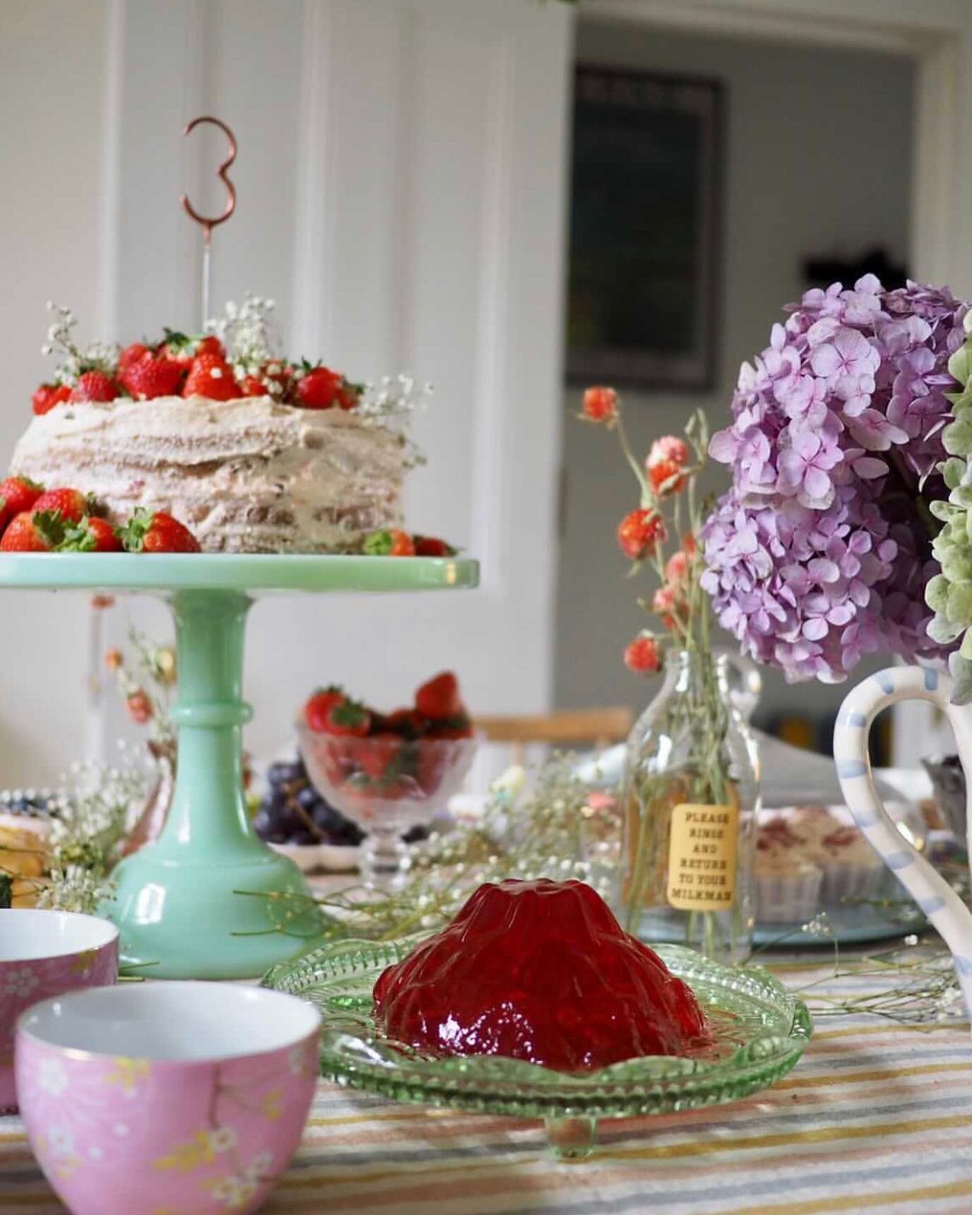 It&rsquo;s my birthday and so I took a day out of the studio and away from my inbox. I will be back at my desk in the morning if you are waiting for something from me.
Beautiful birthday table by @tinyandthehouse 
Tablecloth in Seaside Stripe (in sto