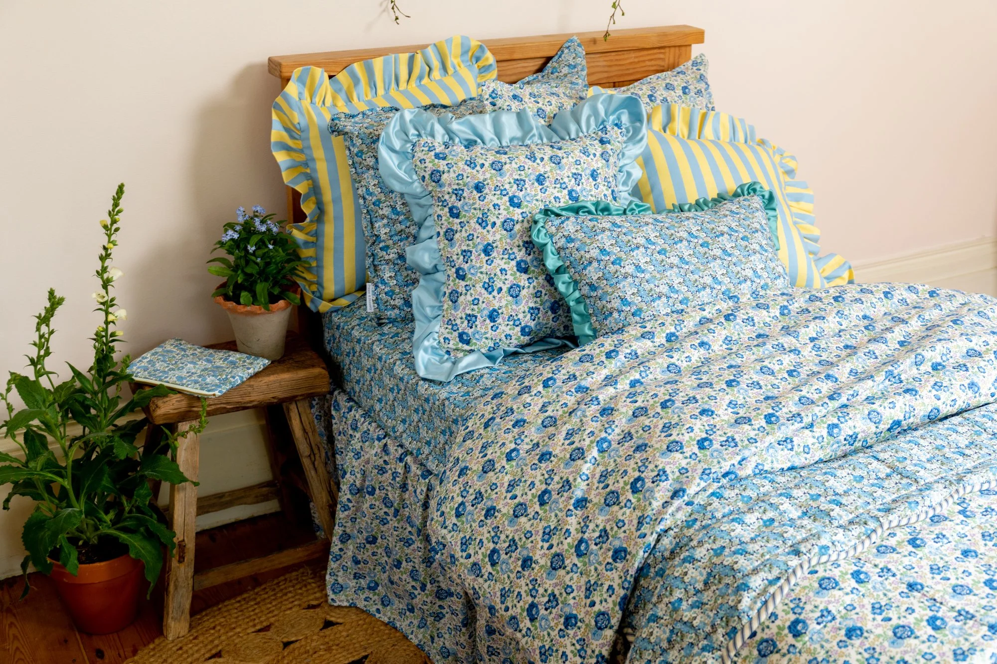 blue cushions bedding.jpg (Copy)