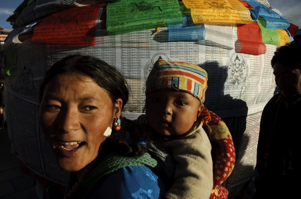 (ts552) a woman with child by the Jokhand Temple, lhasa, tibet, china.jpg