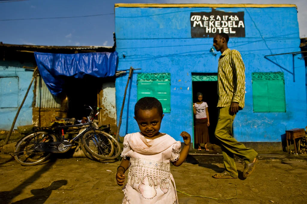 (170) giant normal and dwarf, bahir dar, ethiopia.jpg