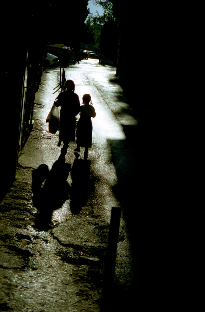 (ts281) 2 girls in mea shearim, jerusalem, israel.jpg