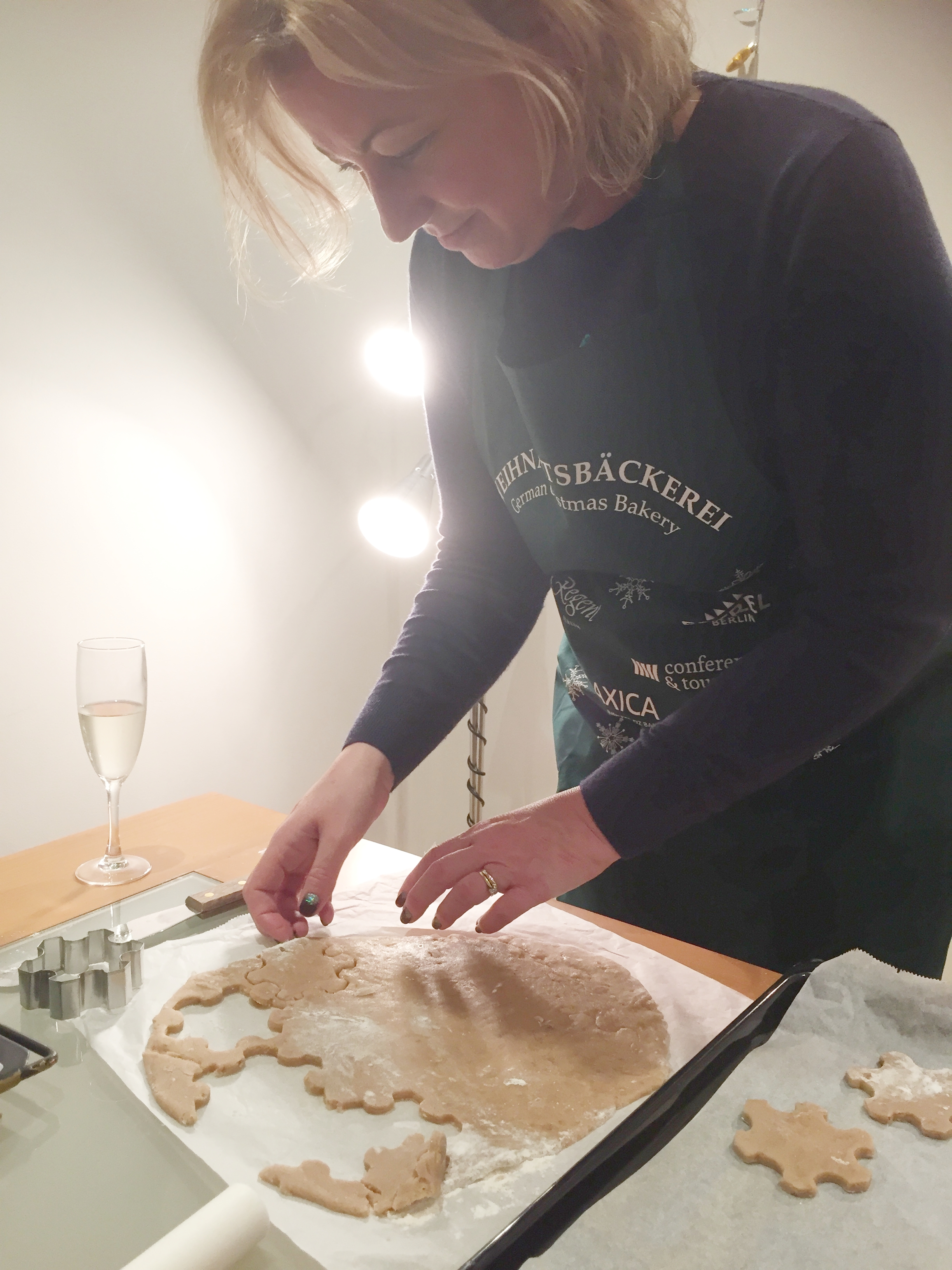 Estrel - lady cutting pastry.JPG