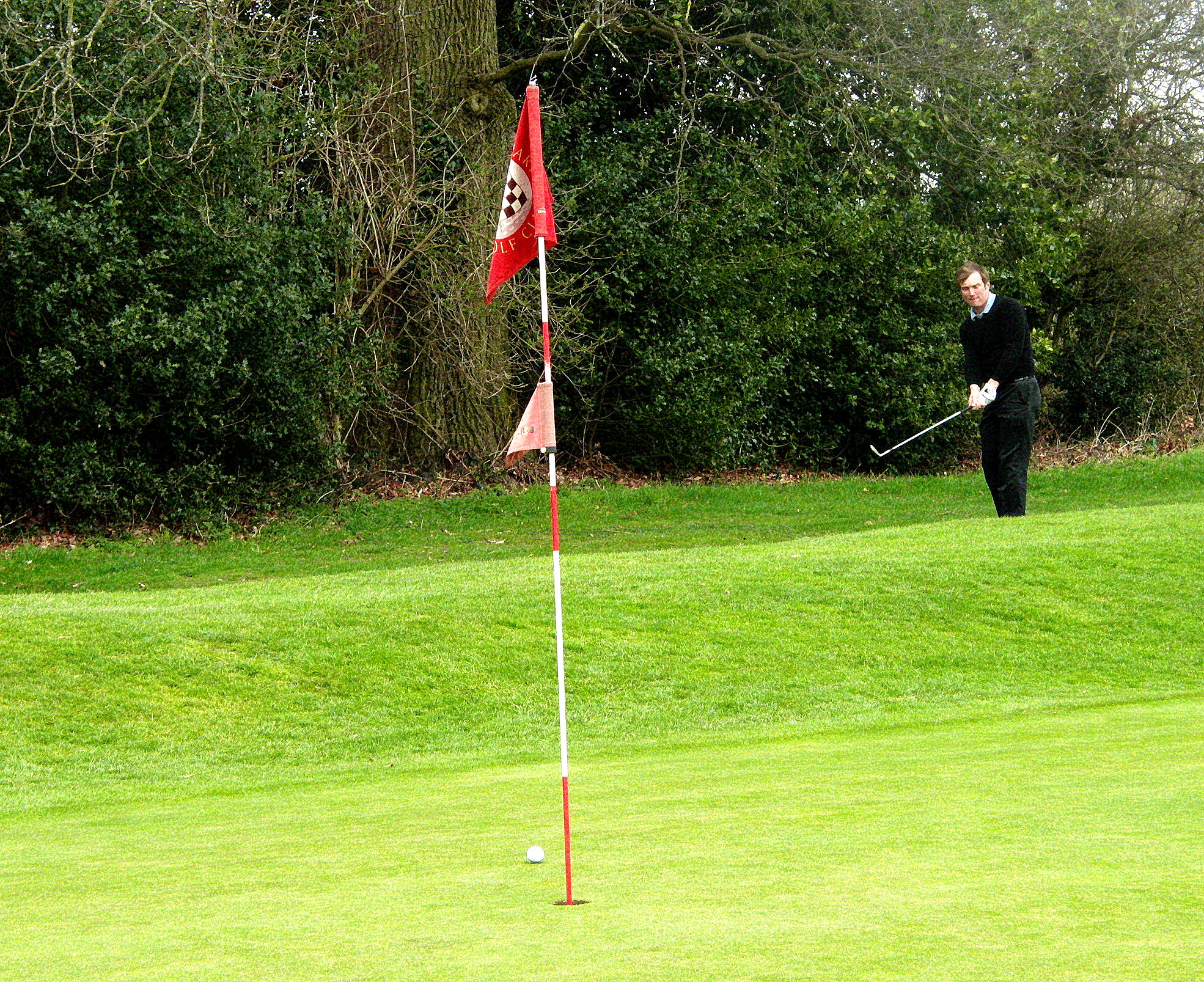 Jeremy Reilly Limitless Golf Professional playing a pitch to the 2nd hole at Chartridge Park Golf Club