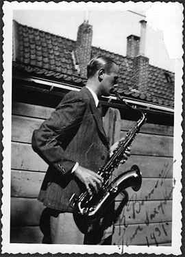 Rein Bennink op tenorsax, 1937. Collectie Han Bennink