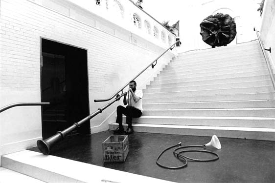 In het Stedelijk Museum, Amsterdam, met soft trumpet, 1972. foto Pieter Boersma