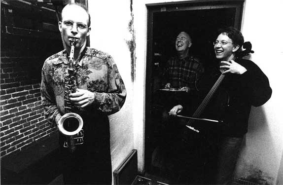 Trio Clusone, met altist Michael Moore en cellist Ernst Reijseger, 1994. Foto Marcel van den Bergh