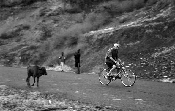 Op de fiets in Ethiopië, 2004. Foto Jos Kleij