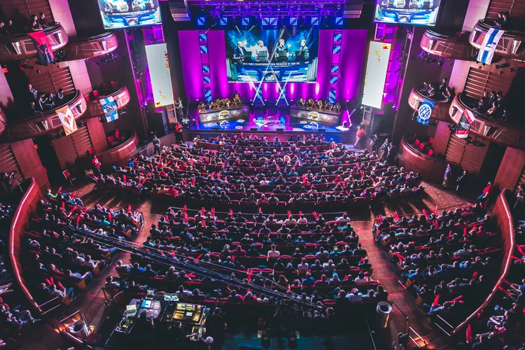Hi-Rez Expo crowd management by StriKing