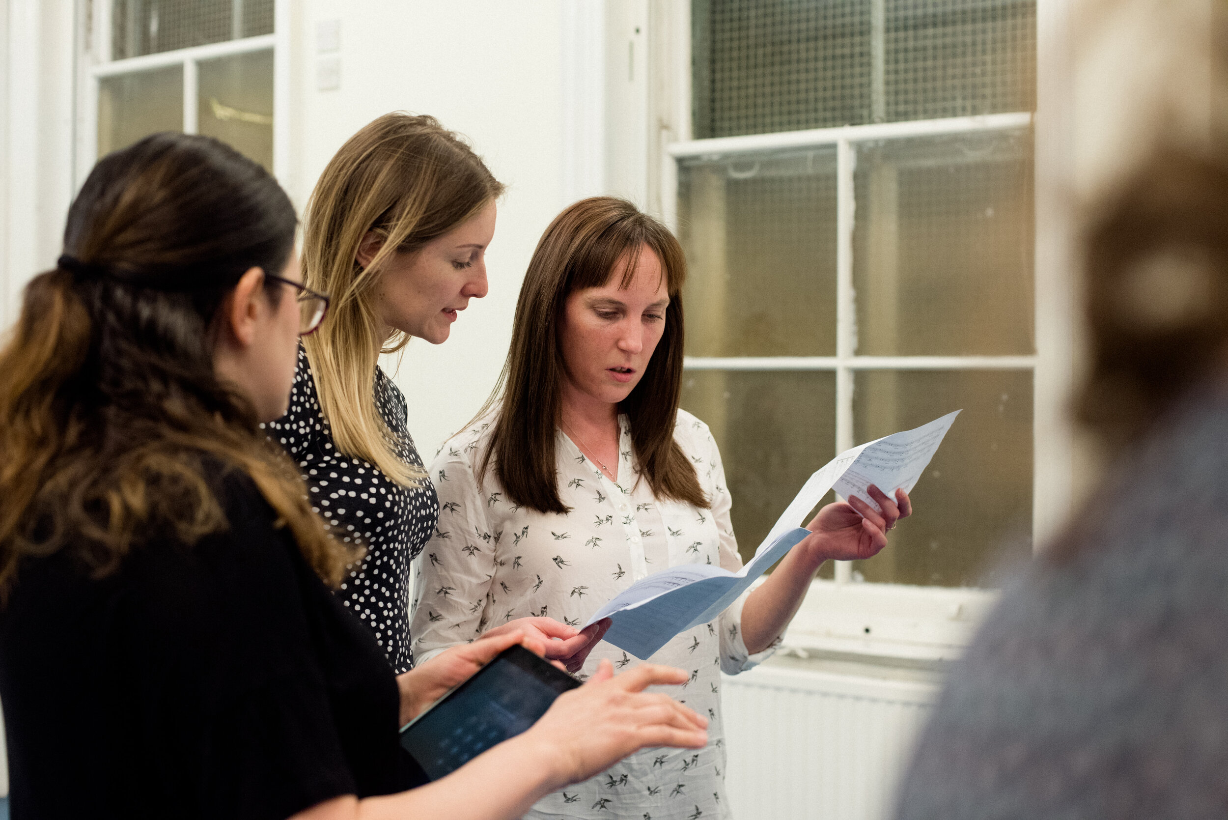 Starling Arts choir members work together in rehearsal @AlicetheCamera