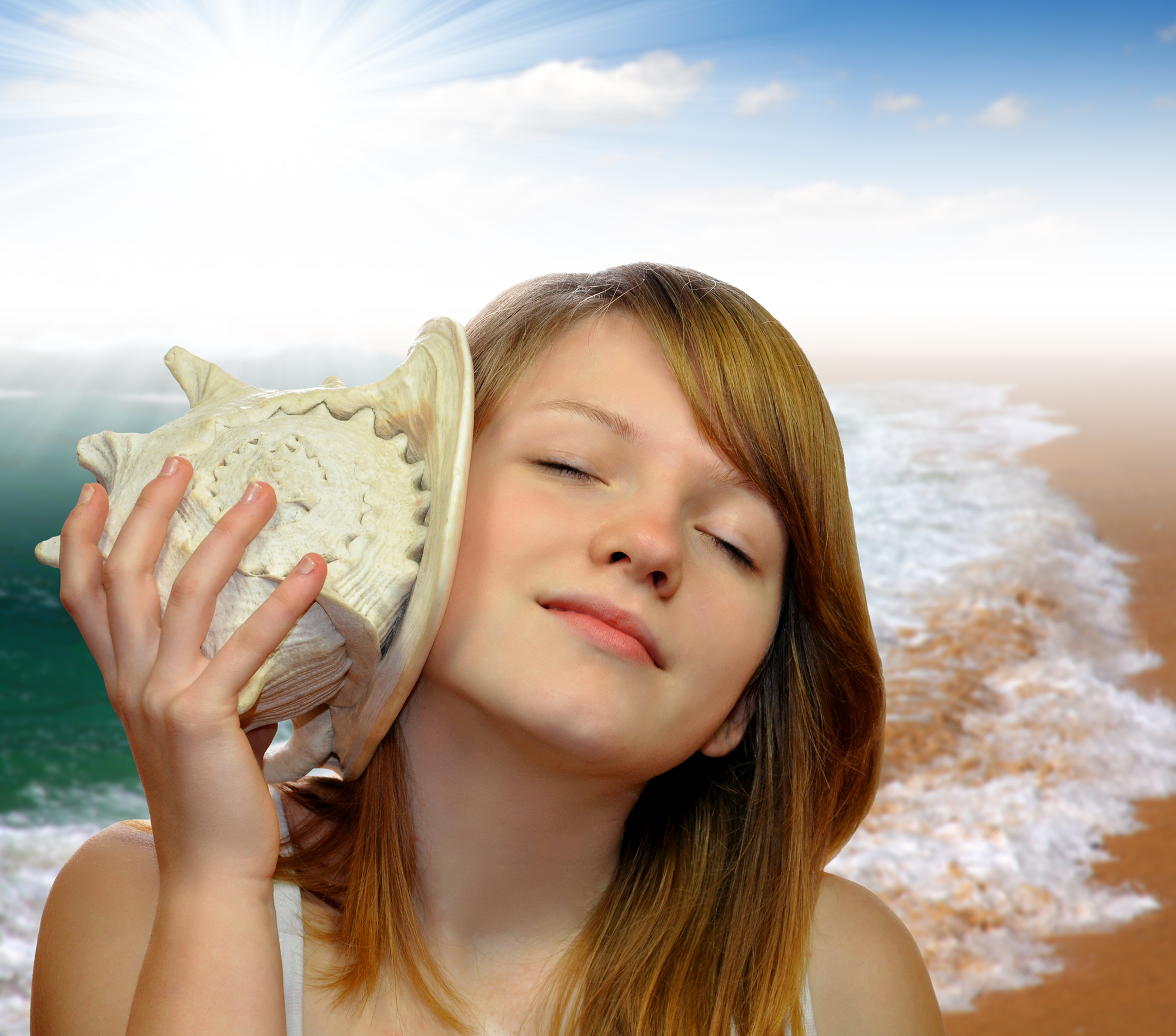Море познанное. Девушка в ракушке. Девочка с ракушкой. Шум ракушки. Шум моря в ракушке.