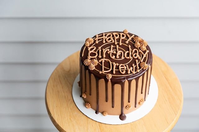 Still drooling over this masterpiece by @bluehousebakeshop we demolished last weekend for Drew&rsquo;s birthday 🤤 Chocolate cake, peanut butter mocha buttercream, salted caramel &amp; ganache 😍 And in case you were wondering, yes, she does weddings