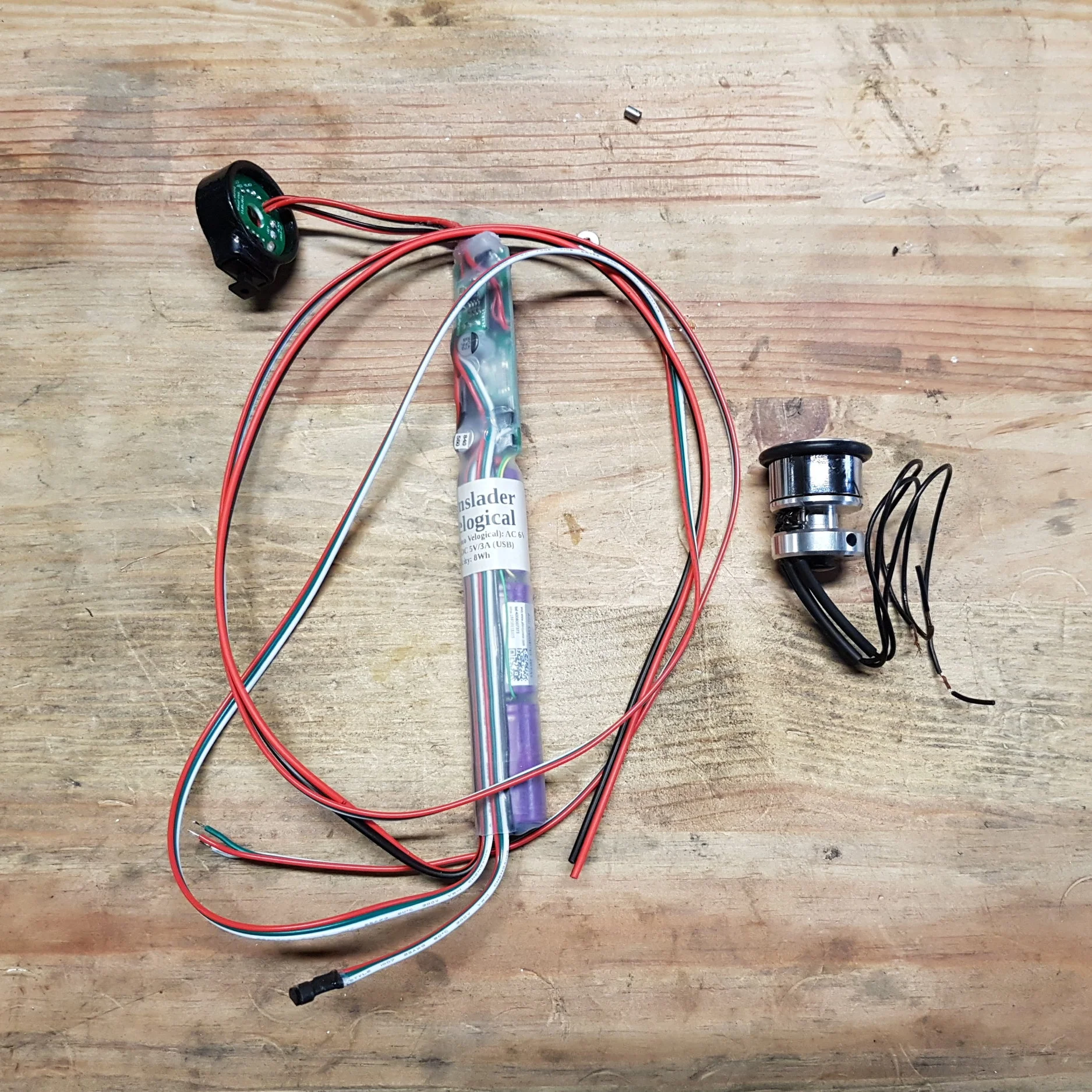Forumslader à gauche avec une configuration de 3 batteries à 0.7 Ah sera connecté au générateur 3-phase de Velogical à droite.