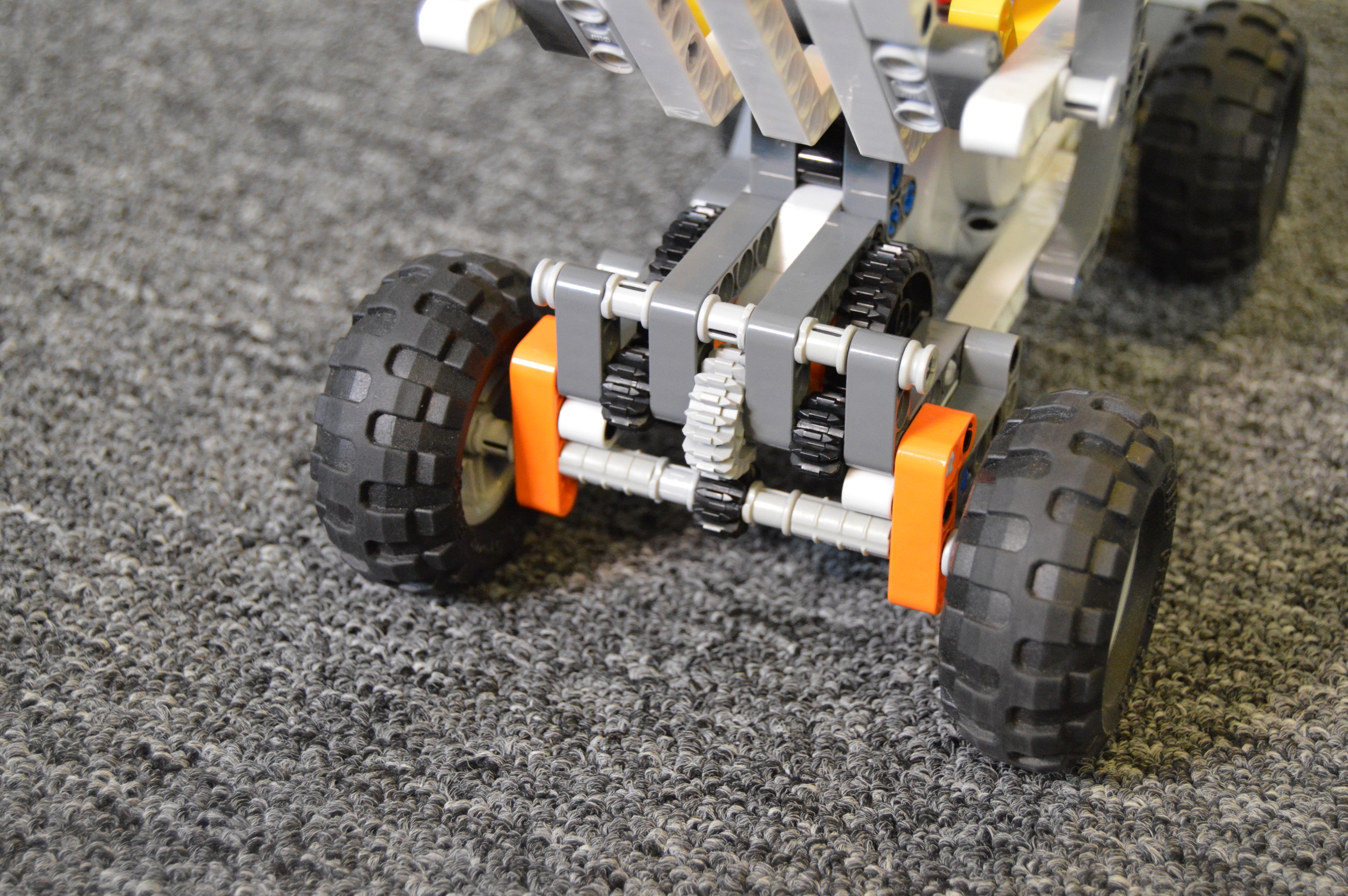 The gear train driving the cart. The ratio here is 5:1