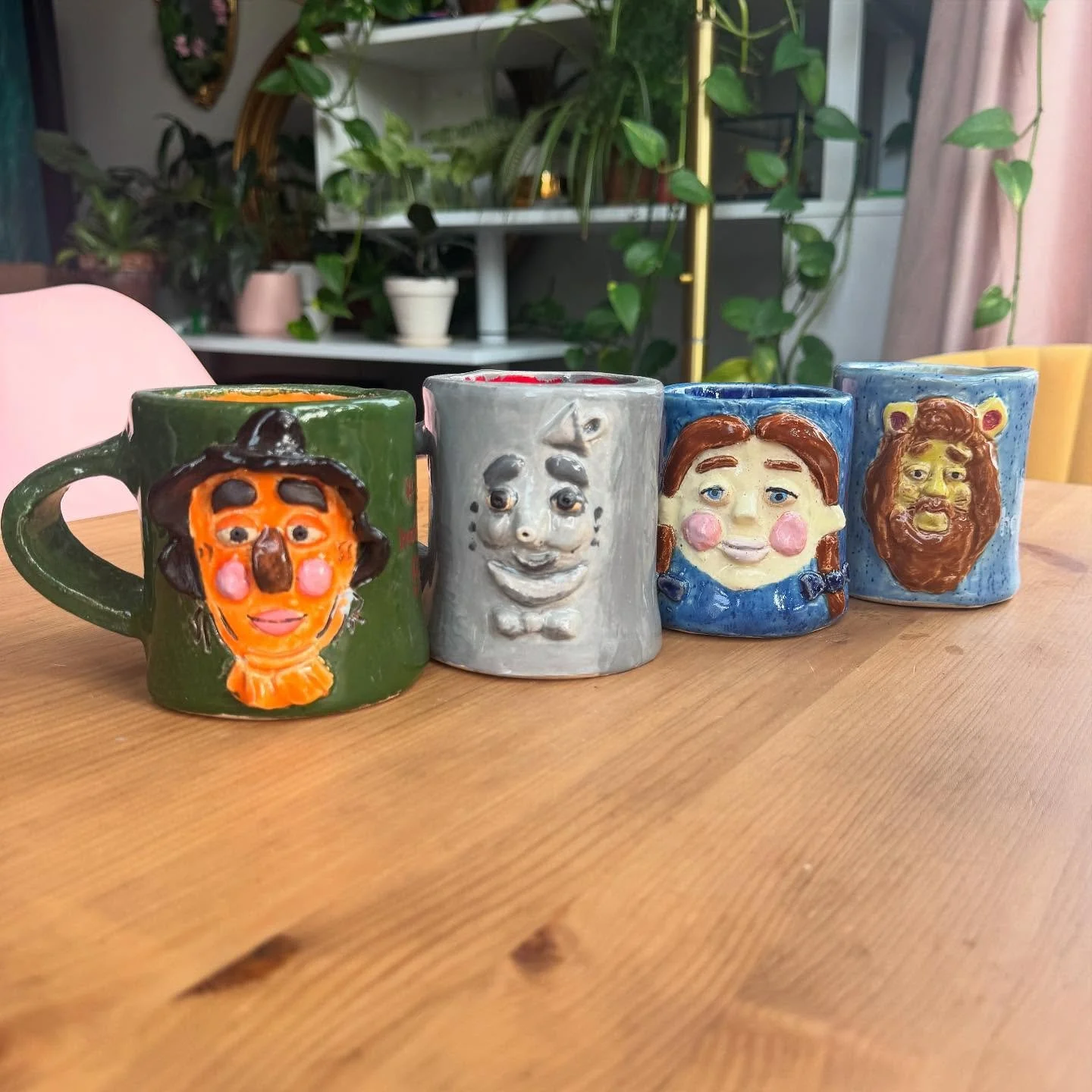 Behold&hellip; my Wizard of Oz mugs of questionable quality LMAO 😌 I built these last summer and it took me about 5 million years to glaze them. I definitely lost the plot in some places along the way (mismatching glazes, general mistakes LOL) but. 