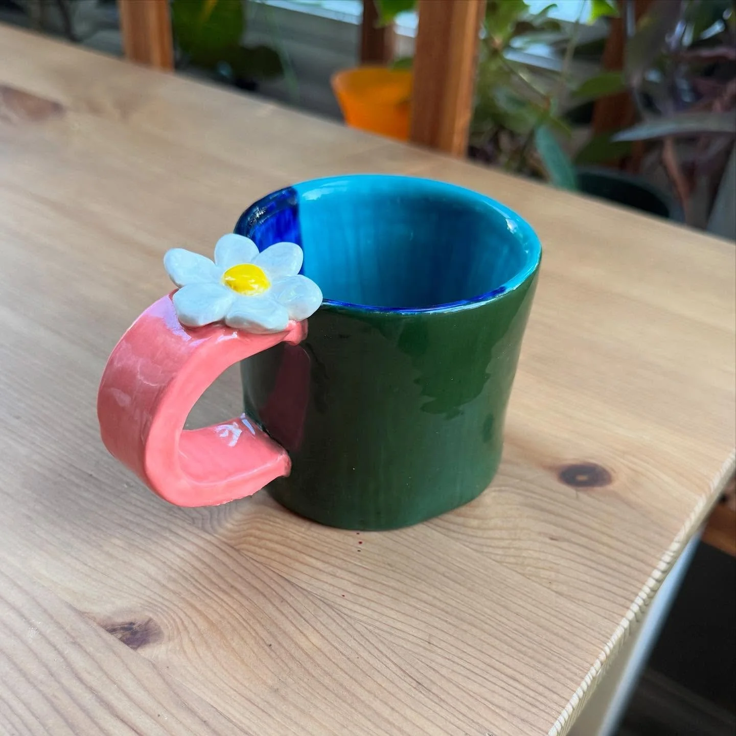 Cutie little summer mug&mdash; ft. a tiny daisy to rest your thumb on ☀️🍉☕️🌸