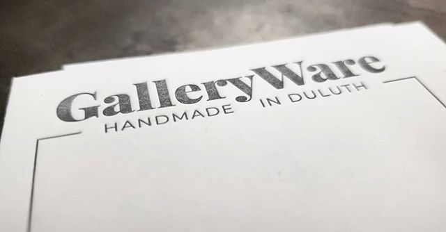 Let's talk about duplexing:
It let's you print deep on both sides without bruising, use multiple paper colors, create thicker stocks that wouldn't normally exist, and solve color indecisiveness that happens all too often.
Printing multiple colorways has been a super popular choice of late amongst my jewelry clients: opposing dark and light sides with the same print allow for variable contrasting backgrounds for pieces.
Printed 1/1 on @gmundpaper black and Flurry white for crisp impressions on a nice rigid paper.
