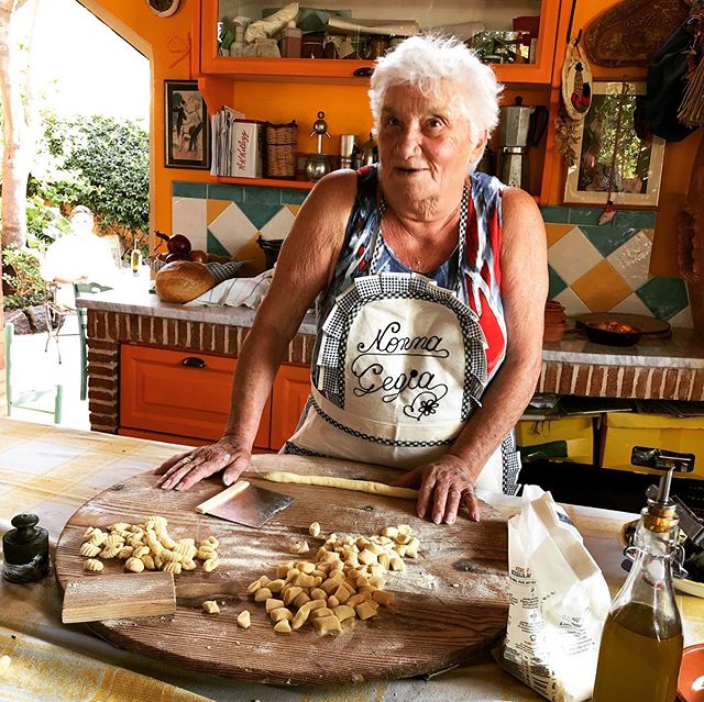 Flashback to beautiful Ischia and our first session with Giggina who made gnocchi for us - swipe to see a video of her rolling them. Her kitchen is fabulous- it made me want to paint my kitchen walls burnt orange too. #pastagrannies #gnocchi #ischia