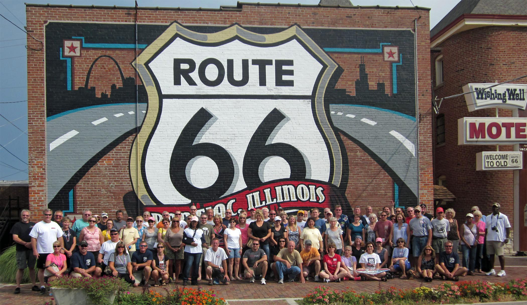 PontiacTourism_Pontiac IL  66 mural with group.jpg