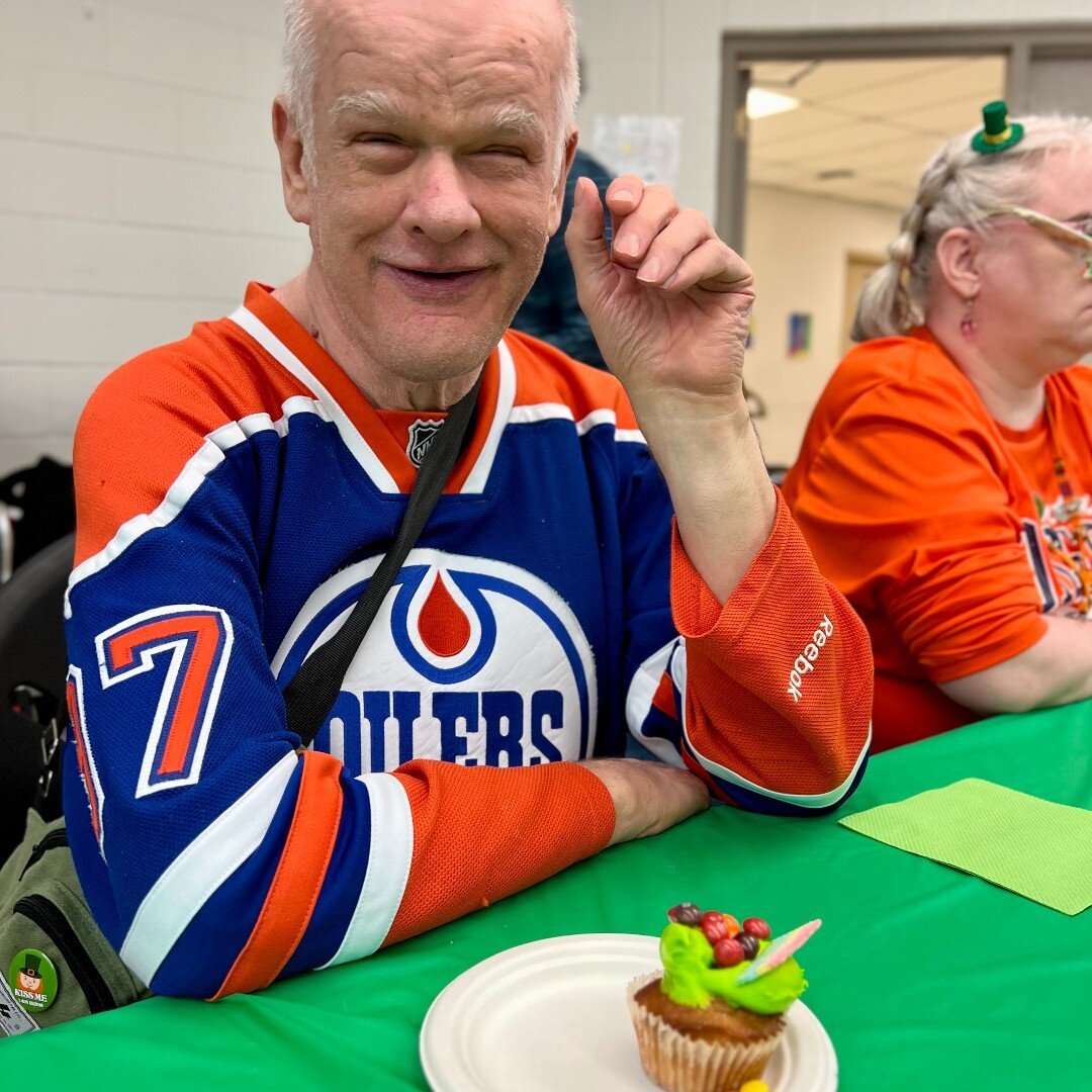 🍀🎶 Today we celebrated St. Patrick's Day in style! A huge thank you to Linda for gracing us with her amazing music, adding the perfect touch to our festivities. And of course, immense gratitude to the dedicated staff at Winnifred Stewart for their 