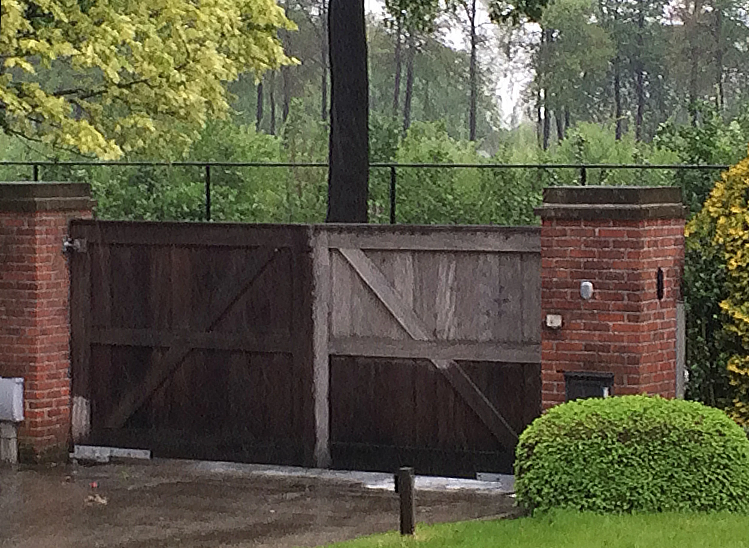 02 Behandelde poort bij regenbui.JPG