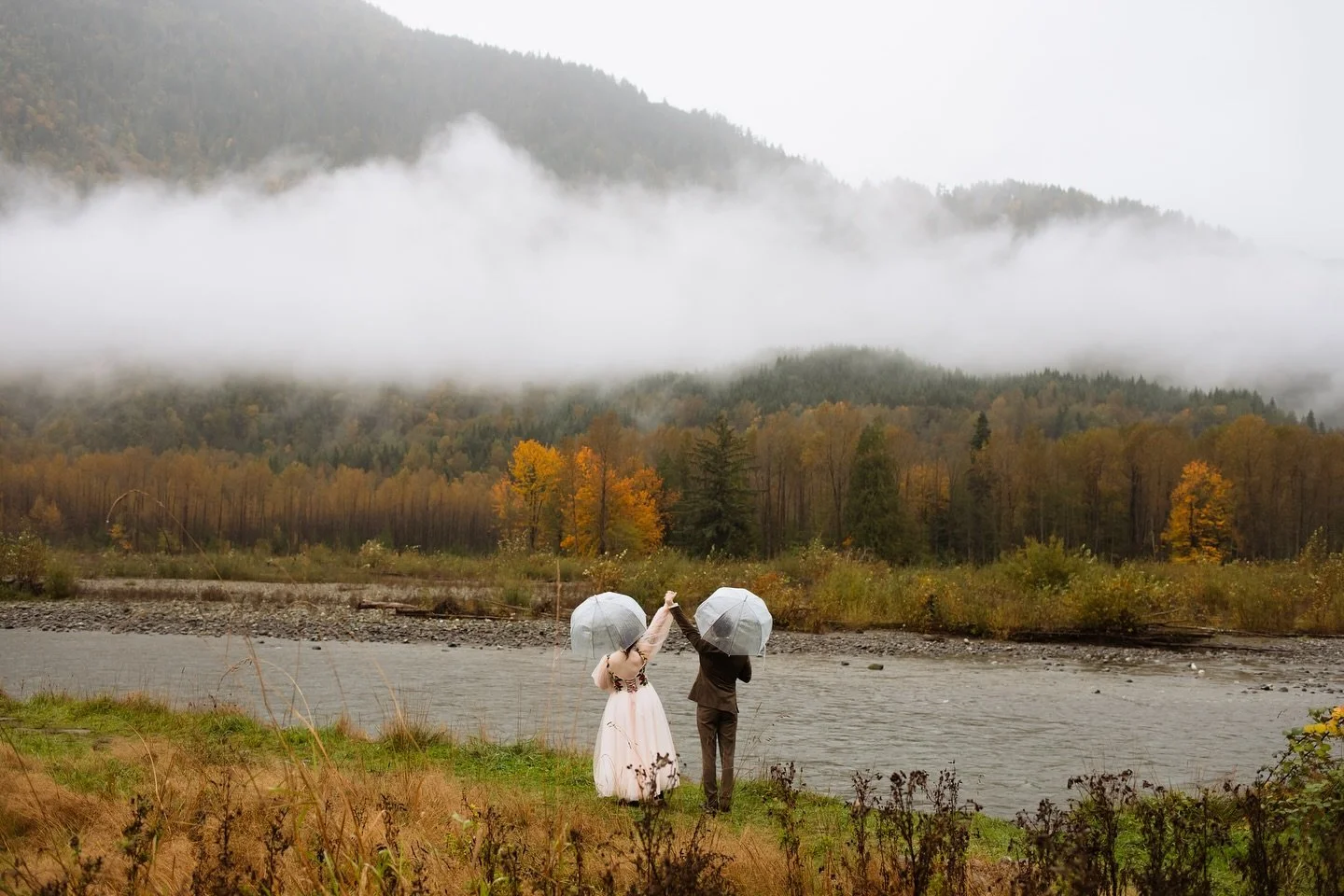The only thing that comes close to that just married feeling?? Those fall wedding views 😍🍂🧣

📍on the unceded traditional territories of the Sto:lo Nation
.

.

.

Vancouver weddings | Fraser Valley wedding photographer | BC weddings