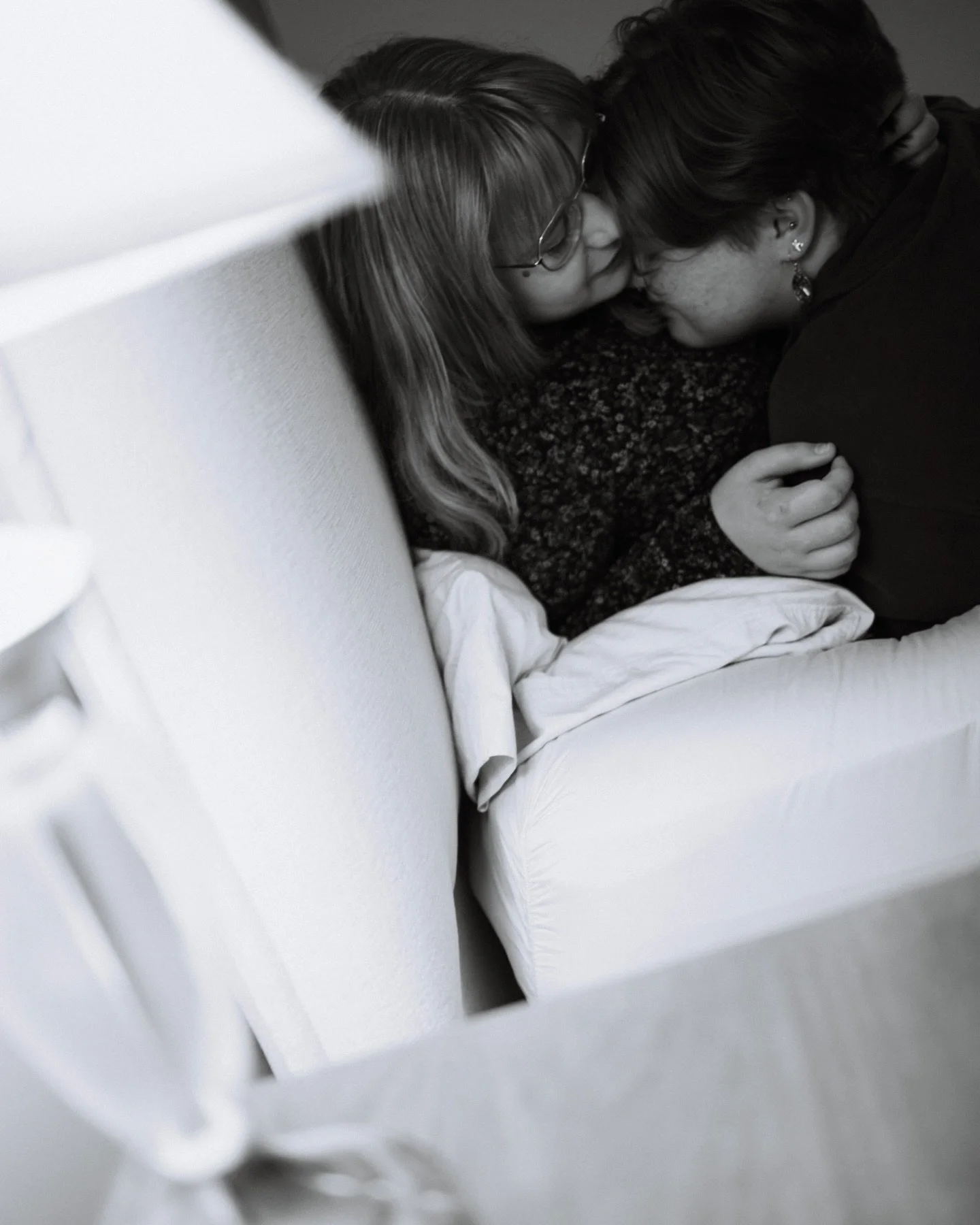 You know how they say to save the best for last?? Well I have absolutely NO clue how I&rsquo;ll ever pick a fav from these cozy &amp; romantic in-home couples photos!!! Other than the best photo-bomb. That may or may not have been saved for last 🙈🐈