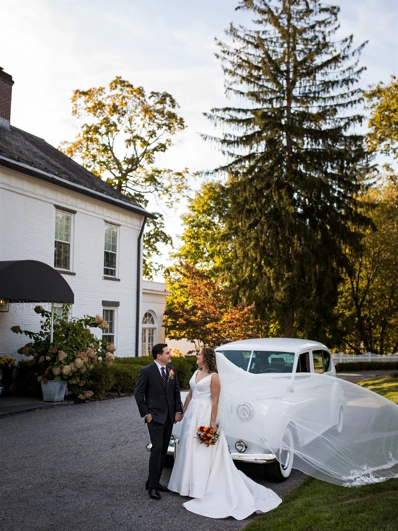 It was a flawless, fall day celebrating the love story of Laura &amp; Shane at the charming Stagecoach Inn! 🍂
The sun was glowing, the foliage was popping and the love was overflowing - all of my favorite things! 

Photographer: @cassondremae_photog