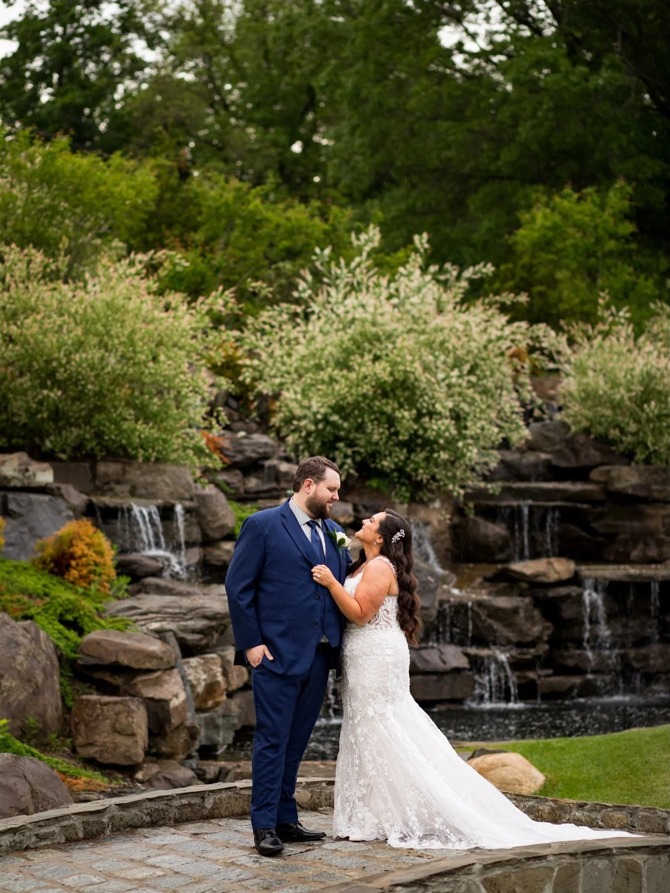 I am so ready for the world to turn green again as I reminisce on this perfect spring day- Brianna + Thomas&rsquo; wedding is up on the blog so you can enjoy the spring time vibes too! 
Link in bio 💫 

Photographer: @cassondremae_photography 
Venue: