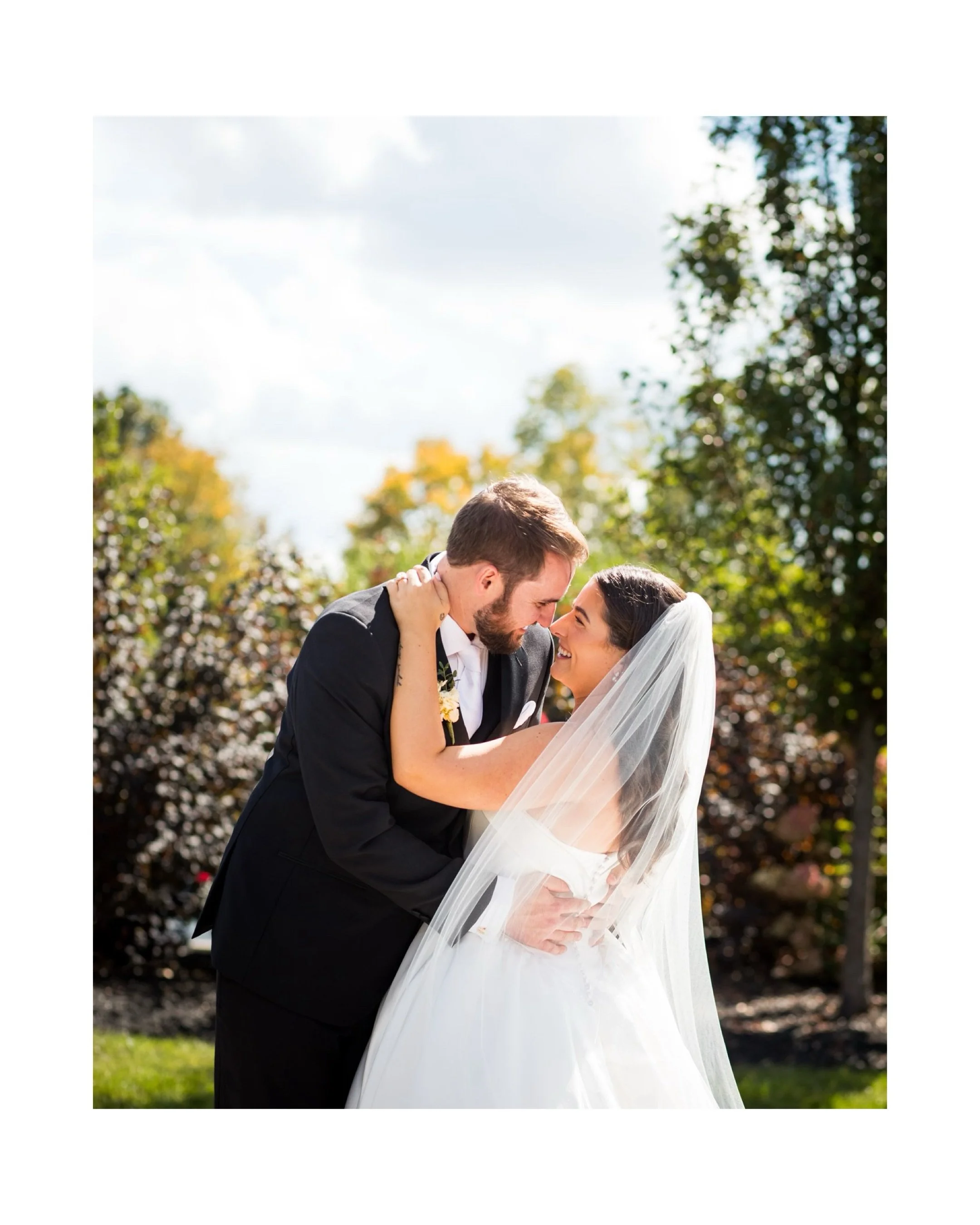 When the sunshine just kisses your wedding day with the most beautiful light 💫

More from this gorgeous day in on the blog! 

Photographer: @cassondremae_photography 
Venue: @thebarnatvilla 
Florals: @merrittflorist 
Makeup: @beautybyjahna 
Hair: @a