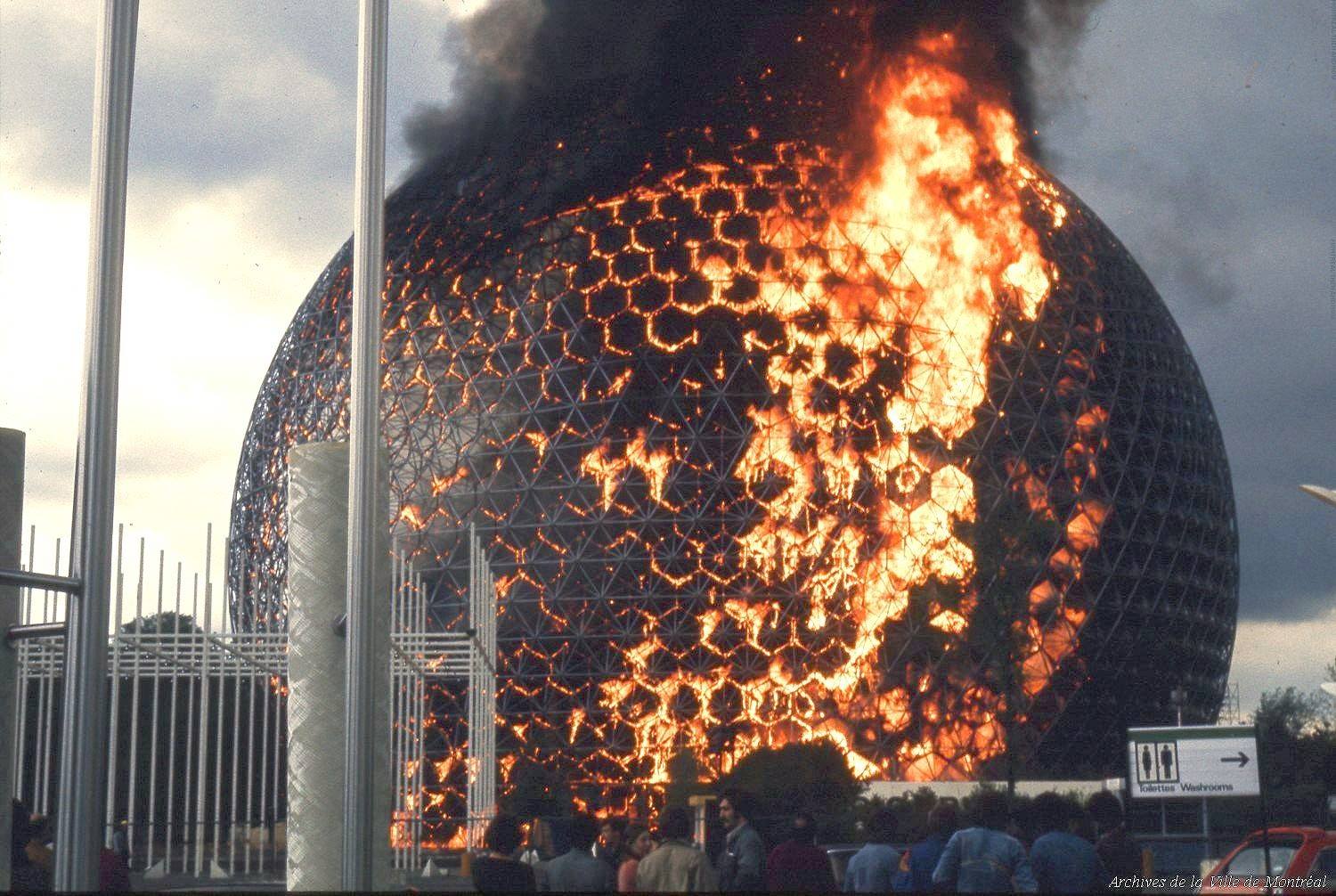 20 mai 1976: le pavillon temporaire des États-Unis, conçu pour Expo67, prend feu