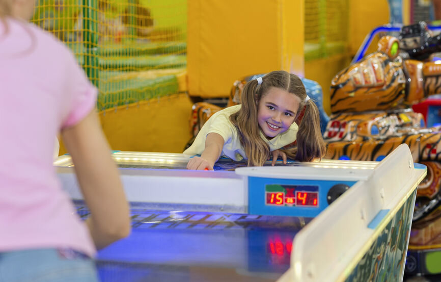 123RF Girl Playing Air Hockey150508905_s.jpg