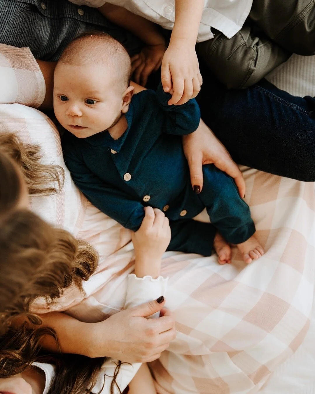 Look at all those cute hands ready to love on this new little babe 🥰❤️