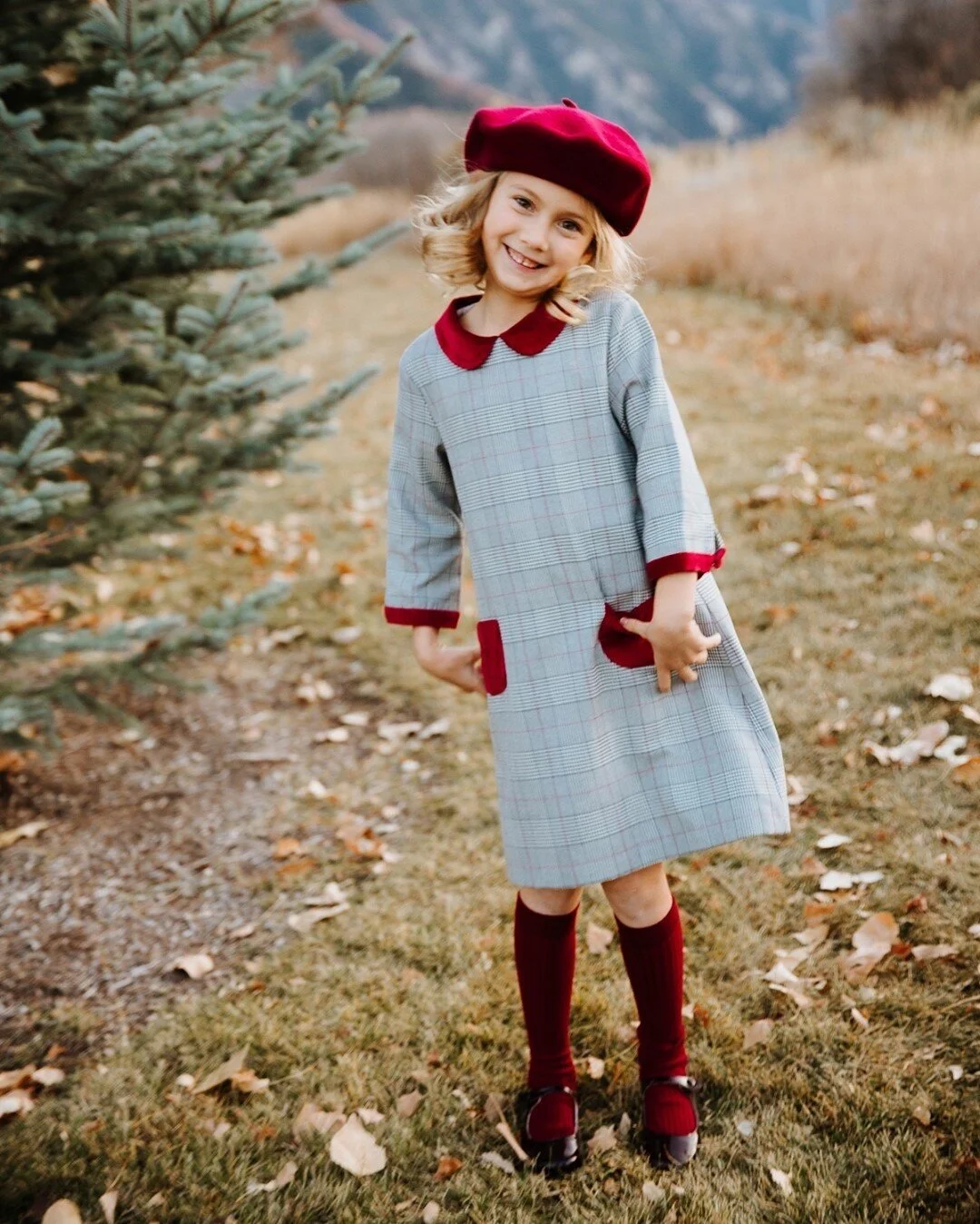 Cutest little head tilt 😍 sometimes I like to pose kids, but most of the time I love letting them pose themselves because it turns out so cute 😍